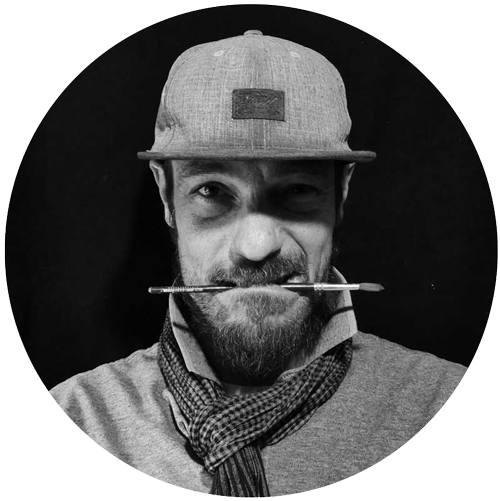 Photo de Grumo artiste graffeur avec une casquette et un crayon à la bouche